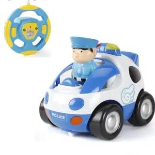 Photo d'une voiture de police télécommandée pour bébé avec un petit policier et un volant