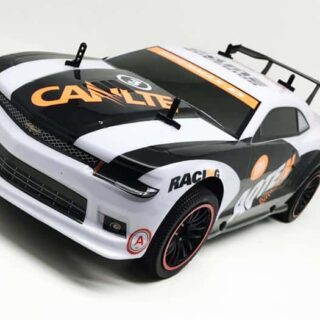Photo d'une voiture de course télécommandée blanche aux détails noirs et oranges, imitant le design de la chevrolet camaro