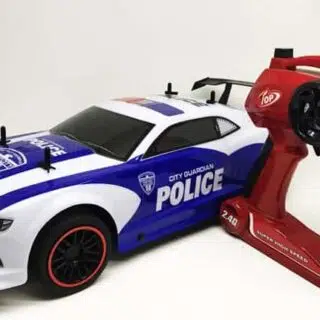 Photo d'une voiture télécommandée de la police avec une télécommande sans fil rouge