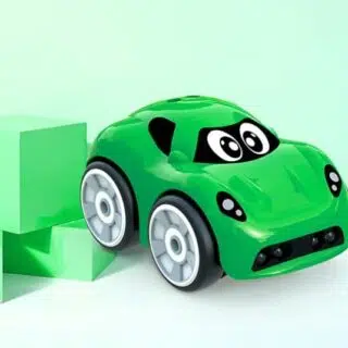 Photo d'une petite voiture télécommandée verte avec des cubes vert