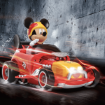 Photo d'une voiture télécommandée Mickey Mouse en pleine vitesse.