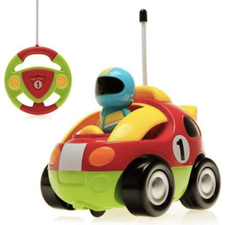 Photo d'une voiture télécommandée multicolore pour bébé avec un pilote et une télécommande en forme de volant