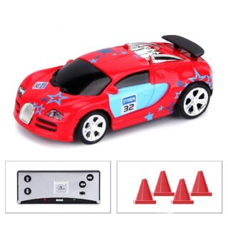 Mini voiture de course rouge télécommandée avec des plots et sa manette.