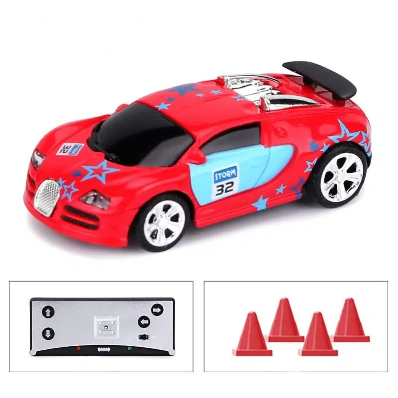 Mini voiture de course rouge télécommandée avec des plots et sa manette.