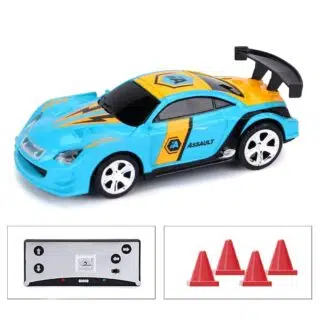 Mini voiture de course bleue télécommandée avec des plots et sa manette.