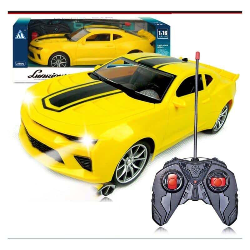 Photo d'une voiture de sport de luxe télécommandé jaune avec des phares allumé. Derrière la voiture on la voit dans sa boite et il y a sa manette devant.