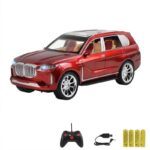 Photo d'une voiture télécommandée BMW X5 rouge avec sa télécommande, sa batterie rechargeable et son câble USB.