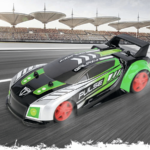 Photo d'une voiture de sport télécommandée noire et verte sur un circuit.