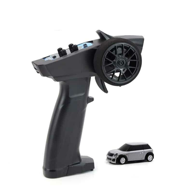 Photo d'une voiture télécommandée le modèle Miini en miniature avec une télécommande pistolet.
